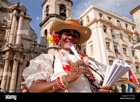 Cubaine En Tenue Traditionnelle Banque D Image Et Photos Alamy