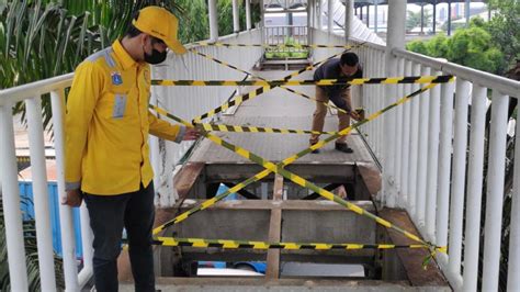 Foto Pelat Besi Lantai Jpo Di Daan Mogot Dicuri