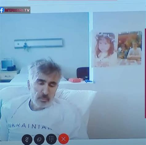 Бывший президент Грузии Михеил Саакашвили продемонстрировал суду свое ...