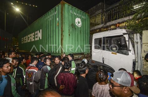 Kecelakaan Truk Kontainer Di Bekasi Antara Foto