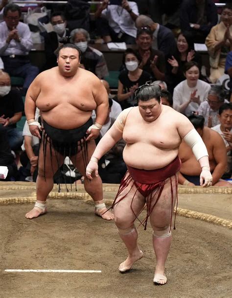 ＜大相撲秋場所13日目＞貴景勝（左）に寄り切りで敗れた熱海富士（撮影・木村 揚 ― スポニチ Sponichi Annex スポーツ