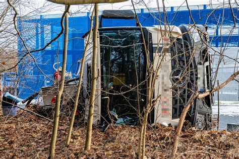 Vollsperrung Im Erzgebirge LKW Kommt Auf Glatter Fahrbahn Ins Rutschen