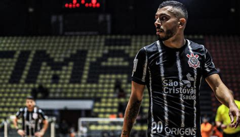 Corinthians não perde tempo e inicia conversas para manter jogador