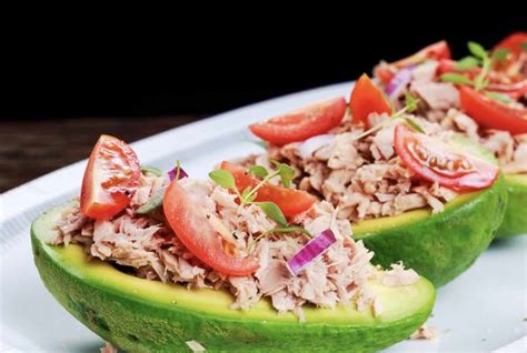 Aguacates rellenos de atún Receta fácil y rápida llena de sabor