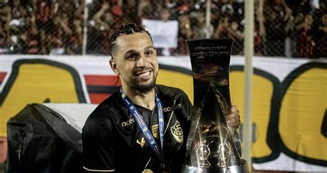 Wellington Nem Posta Mensagem De Despedida Para O Vitória