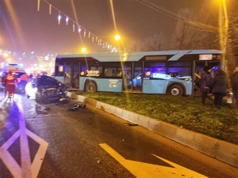 Impact violent între un autobuz de călători și un autoturism la Galați