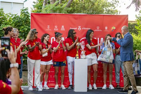 Podemos y PP se enzarzan por un regalo de cosméticos a las Campeonas