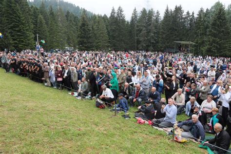 HILJADE VJERNIKA NA AJVATOVIČKOJ DOVI Sa platoa Ajvatovice poslano