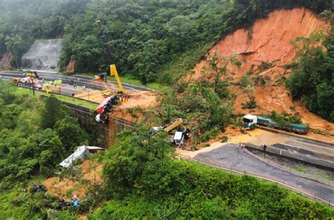 Carros E Caminh Es S O Arrastados Por Deslizamento Na Br