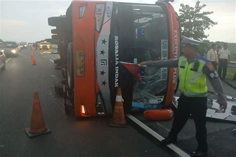 Polisi Ungkap Dugaan Penyebab Kecelakaan Bus Di Tol Kanci Cirebon