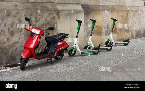 Escena T Pica De La Calle En Europa Con El Medio Ambiente E Scooters