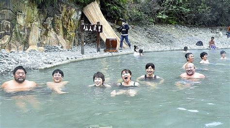 川底から湧き出る温泉、無料の巨大露天風呂が開湯冬の風物詩 読売新聞