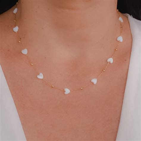 Colar Choker Elos Bolinhas e Coração Madreperola no Dourado