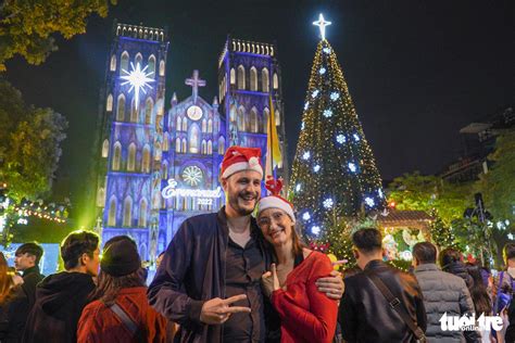 Thousands Celebrate Christmas Eve In Hanoi Ho Chi Minh City Tuoi Tre