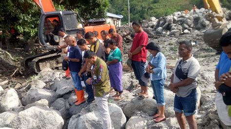 Wakil Bupati Humbahas Berdoa Bersama Keluarga Korban Banjir Bandang Di