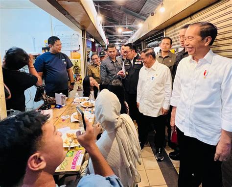 FOTO Momen Presiden Sambangi Warung Nasi Legendaris Bu Eha Di Pasar