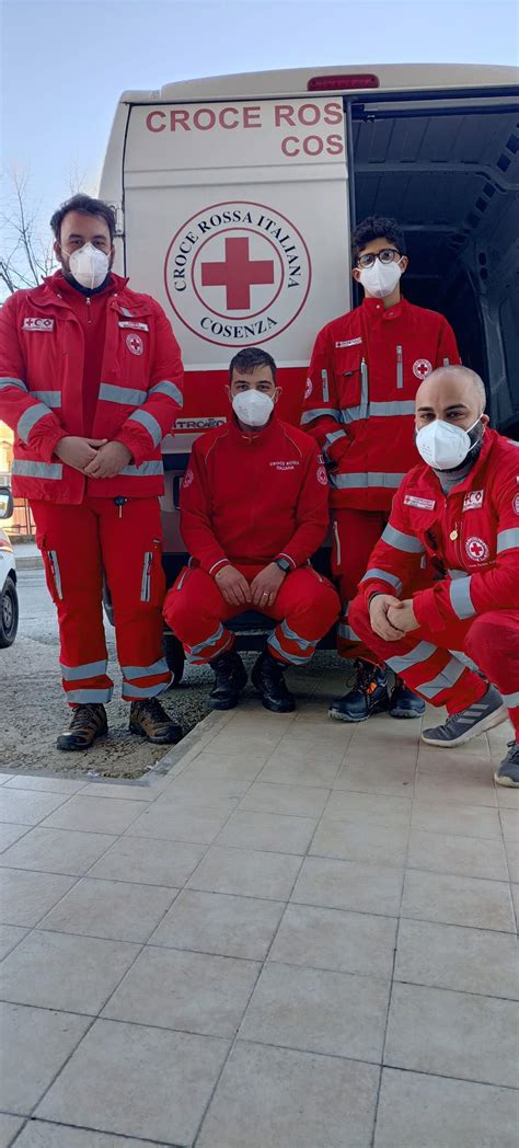 La Croce Rossa Cosenza Distribuisce I Pacchi Alimentari Alle Famiglie