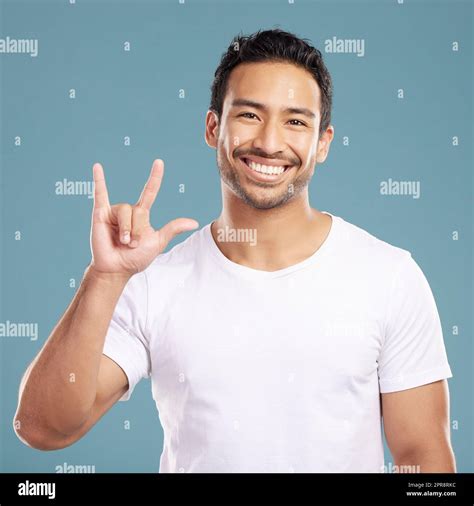 Hombre Joven De Raza Mixta Guapo Que Gesticula Roca Mientras Que Est