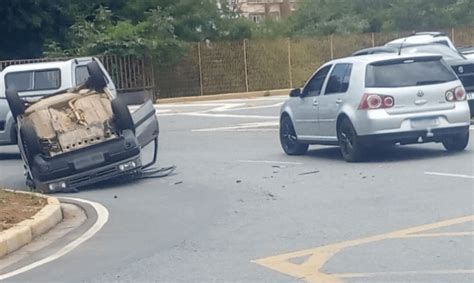 Carro capota após colisão outro veículo e deixa ocupantes feridos