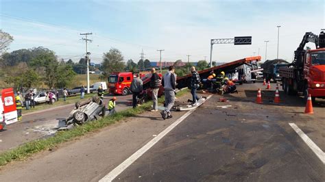 Acidente entre caminhão e carro deixa mortos e feridos na RS 239 em