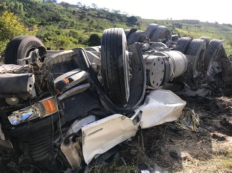 Motorista Morre Após Perder Controle De Caminhão Carregado De Cimento Na Br 104 Caruaru E