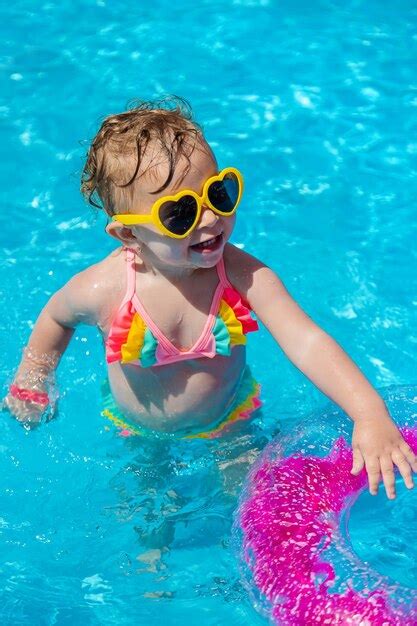 Mujer Nadando En La Piscina Foto Premium