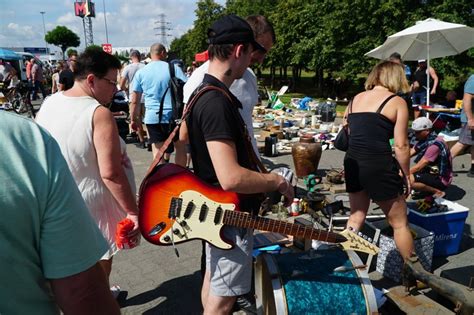 Tłumy na pchlim targu przed M1 w Poznaniu Głos Wielkopolski