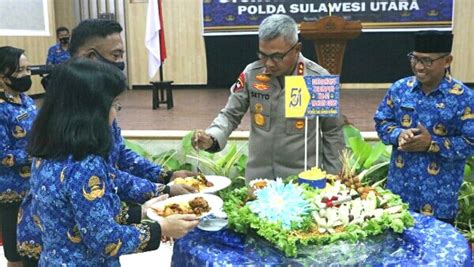 Potong Tumpeng Di HUT Ke 51 Korpri Ini Harapan Kapolda Sulut