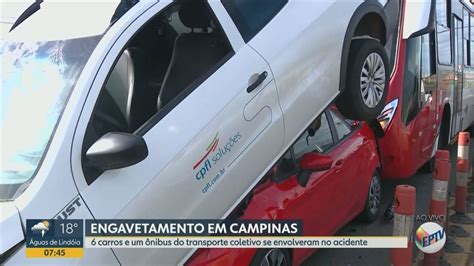 Carro Levanta E Fica Em Cima De Outro Em Engavetamento Entre Sete