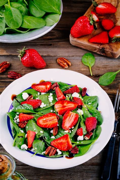 Spinach Salad With Strawberries, Goat Cheese, Balsamic And Walnuts ...