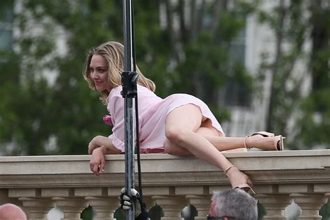 Amanda Seyfried Upskirt Pussy Flash