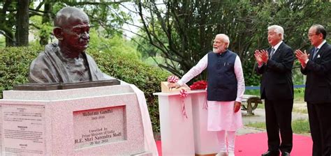 Prime Minister unveils Mahatma Gandhi Bust in Hiroshima