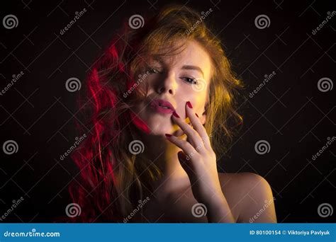 Mujer Fabulosa Con La Sombra En Su Cara Y Luz Roja Foto De Archivo