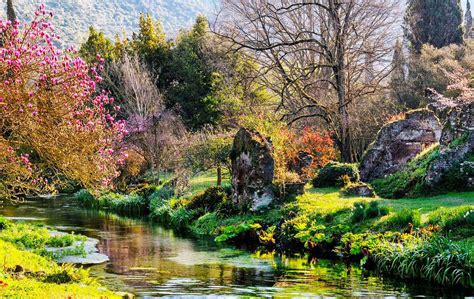 Il Giardino Di Ninfa A Cisterna Di Latina Unoasi Verde Ricca Di