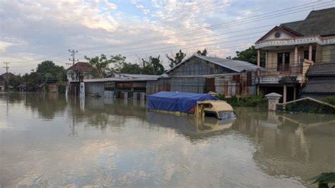 Foto Foto Banjir Setinggi Meter Rendam Jalur Pantura Demak Kudus