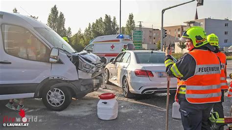 O Kreuzungskollision Zwischen Pkw Und Kleinbus Auf Der Wiener Stra E