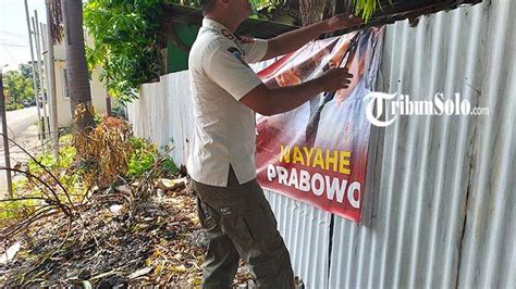 Tak Tebang Pilih Satpol PP Solo Tertibkan Semua Baliho Yang Langgar