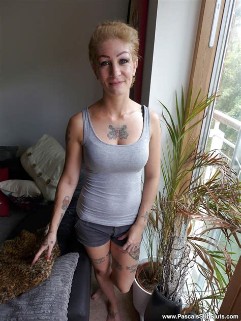Tattooed First Timer Miss Trixx Freeing Round Ass From Shorts R18hub