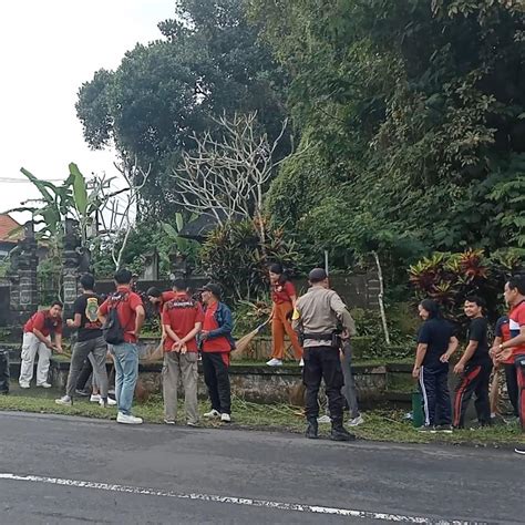 Kegiatan Jumat Bersih Bersama Mahasiswa Kkn Untiversitas I Gusti Bagus