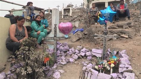 Peruanos se reúnen para festejar en el cementerio el Día de los