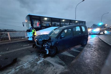 Czołowe zderzenie autobusu szkolnego i samochodu w Białych Błotach Są