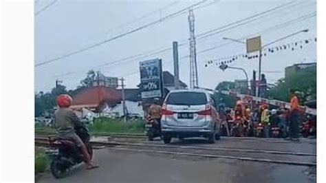 Truk Tronton Tertabrak Ka Kenali Cara Aman Melewati Perlintasan Kereta