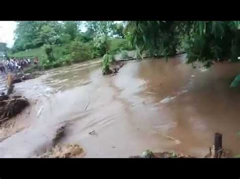 Hujan Deras Di Awal Tahun Mengakibatkan Air Sungai Meluap Dan