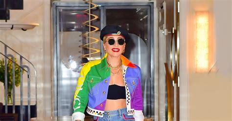 Lady Gaga Aux Couleurs De La Gay Pride Sort De Son Hôtel à New York Le