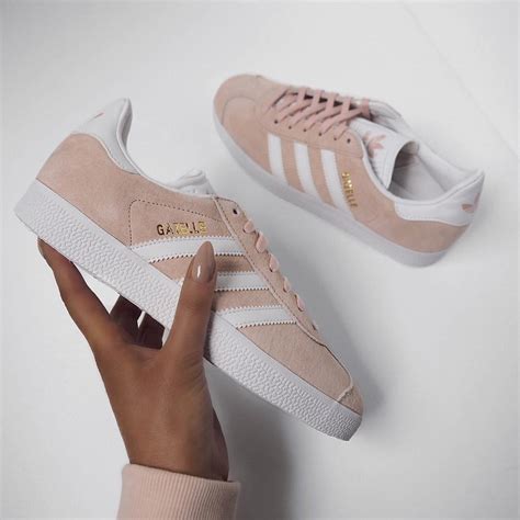 mà cho hội con gái xem đống sneaker màu nude này đảm bảo cô nào cũng hú hét đòi mua ngay