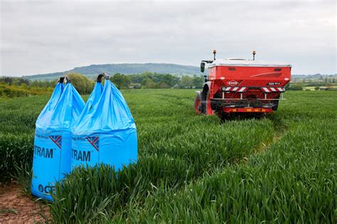 Fertiliser spreading - Get wide, keep precise - Crop Production Magazine