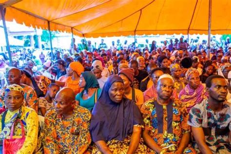 Senator Abiru Distributes Foods To Lagos East Constituents