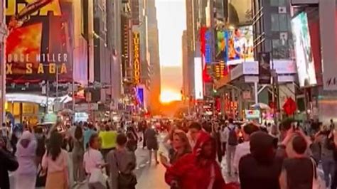 Us Crowds Gathered In New York To Watch The Bi Annual Manhattanhenge Sunset Us News Sky News