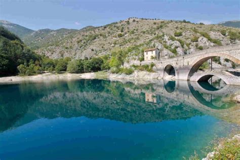 Lago di San Domenico perché visitare questo gioiello verde smeraldo in