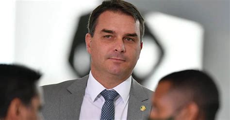 Flávio Bolsonaro mostra grave alerta de Bolsonaro sobre ditaduras confira